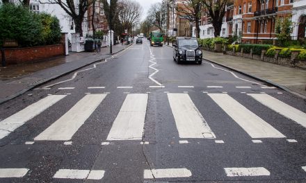 Les foules se rassemblent pour marquer le 50e anniversaire de la photo de l’album Abbey Road des Beatles